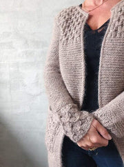 Beatrice cardigan, strikket i Isager Alpaca og Silk Mohair - Önling strikkeopskrifter og garn