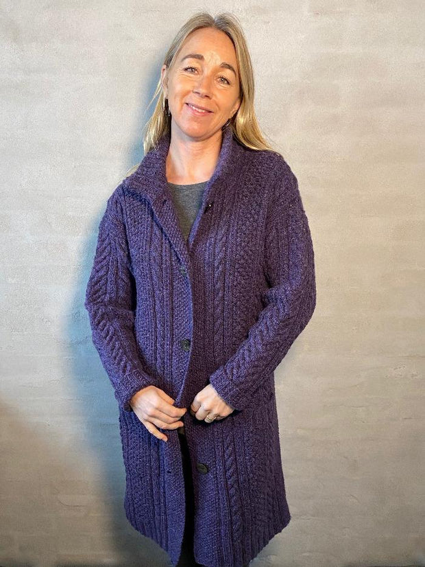 Classic cardigan af Hanne Falkenberg, strikkekit | 56 Iris