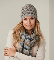 Crochet hat with shell pattern, knitted in Isager Tvinni and Highland wool in grey blue colors