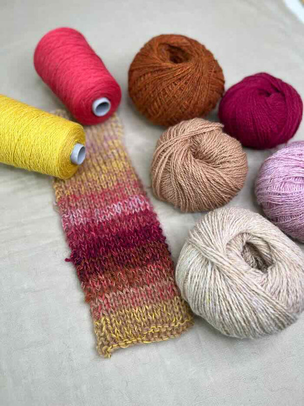 Iridia sweater, strikkekit ex silk mohair Strikkekit Önling | Hindbær (19x), Solsikkegul (22), 90 Havre, 12 Rust (x), 109 Casmen, 62 Gammelrosa, 58 Hindbær