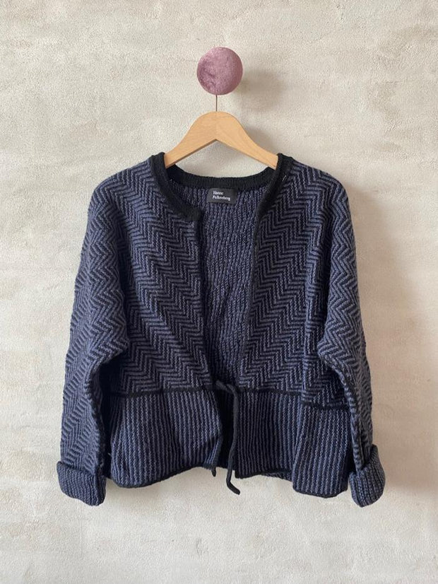 Jazz cardigan/sweater af Hanne Falkenberg, strikkekit | 71 Sort, 96 Blåbær