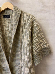 Lagune cardigan af Hanne Falkenberg, strikkekit | 108 Mushroom, 90 Havre