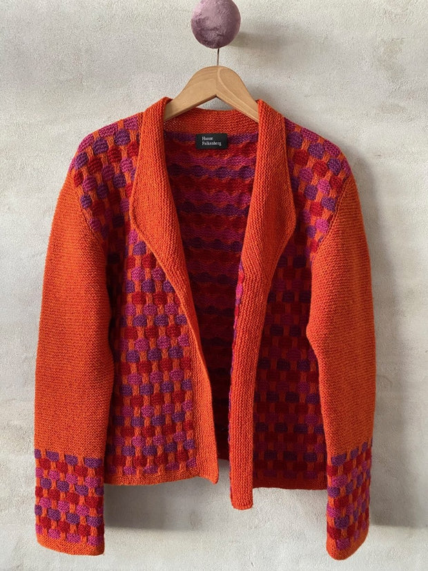 Napoli jakke af Hanne Falkenberg, strikkekit | 08 Orange, 59 Fuchsia, 67 Valmuerød, 56 Iris