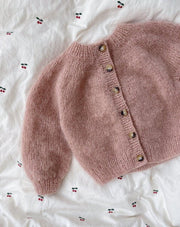 Novice Cardigan - Mohair edition til børn og baby af PetiteKnit, Silk mohair kit Strikkekit PetiteKnit