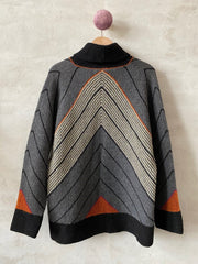 Profil sweater af Hanne Falkenberg, strikkekit | 75 Grå, 71 Sort, 01 Vinterhvid, 08 Orange, 59 Fuchsia