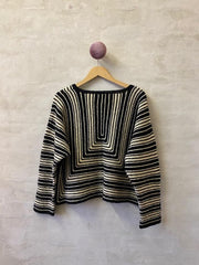 Pyramide sweater af Hanne Falkenberg, strikkekit | 71 Sort, 90 Havre