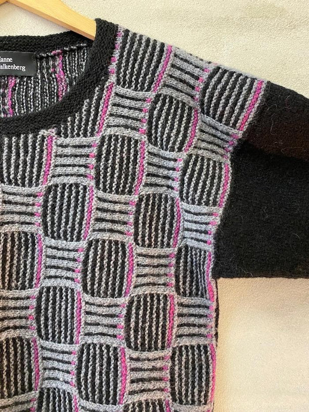 Saga II sweater af Hanne Falkenberg, strikkekit | 71 Sort, 77 Sølvgrå, 58 Hindbær