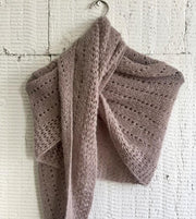 Cloud super light knitted shawl with lace pattern, made in grey rose Lamana Cusi Alpaca