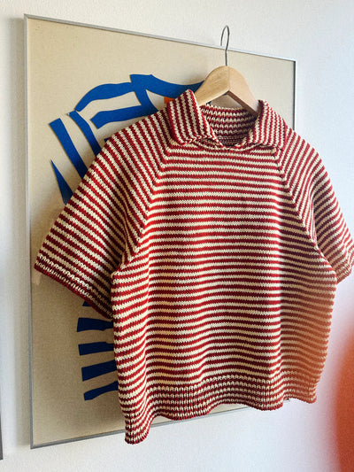 Stripe Overload Polo Tee af Spektakelstrik, No 14 garnpakke (uden opskrift) Strikkekit Spektakelstrik 