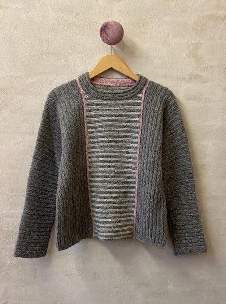 Strips sweater af Hanne Falkenberg, strikkekit | 75 Grå, 77 Sølvgrå, 62 Gammelrosa