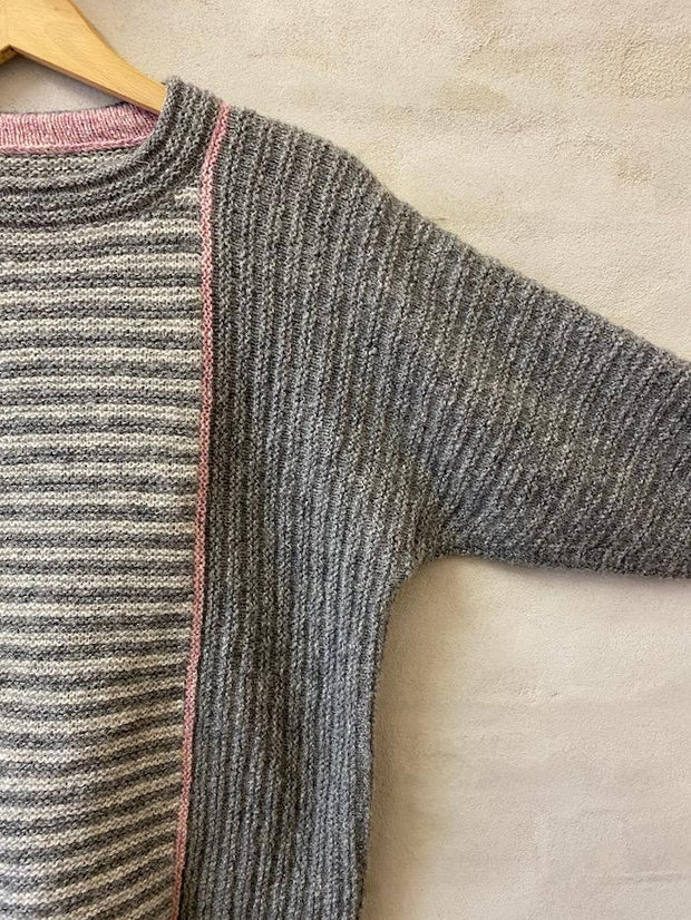 Strips sweater af Hanne Falkenberg, strikkekit | 75 Grå, 77 Sølvgrå, 62 Gammelrosa