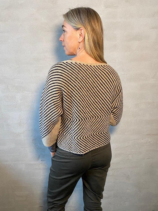 Studio sweater af Hanne Falkenberg, strikkekit | 90 Havre, 71 Sort