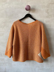 Studio sweater af Hanne Falkenberg, strikkekit | 10 Abrikos, 01 Vinterhvid