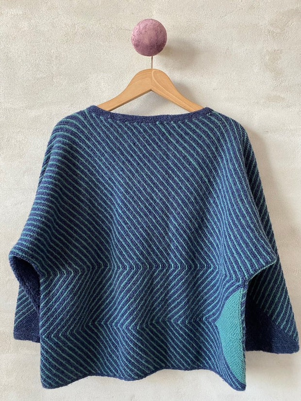 Studio sweater af Hanne Falkenberg, strikkekit | 73 Tordenblå, 38 Irgrøn