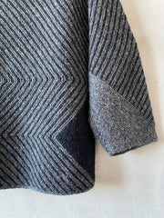 Studio sweater af Hanne Falkenberg, strikkekit | 74 Skifergrå, 71 Sort