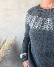 Önlings julesweater med gaver og grantræer, detaljebillede af grantræer, grå version