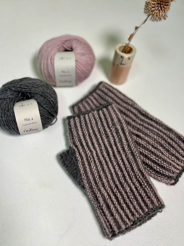 Wilma Håndledsvarmere af Hanne Falkenberg, No 2 strikkekit | Koks grå (3565 grigio 5), Støvet rosa (103501, warm grey)