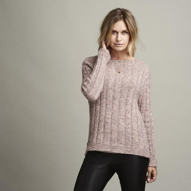 Delia rose colored knitted raglan sweater with rib pattern, made in Isager Alpaca and Merilin, the front