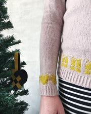 Önlings julesweater med gaver og grantræer, detaljebillede af gaver, rosa og gul version